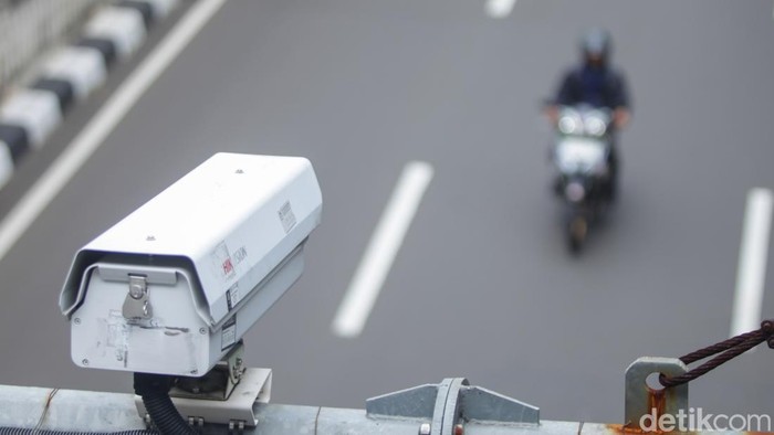 Pengendara melintas di bawah kamera pengawas Electronic Traffic Law Enforcement (ETLE) di Jalan Raya Casablanca, Jakarta, Senin (9/2/2026).