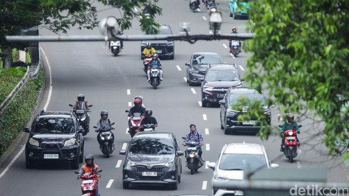 Pengendara melintas di bawah kamera pengawas Electronic Traffic Law Enforcement (ETLE) di Jalan Raya Casablanca, Jakarta, Senin (9/2/2026).