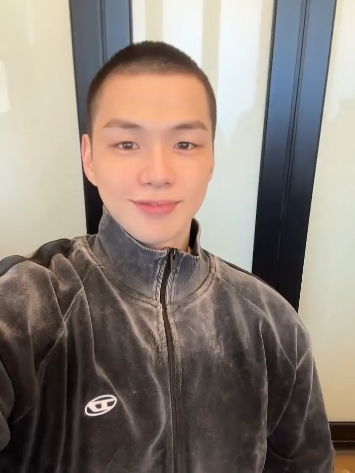 Kang Daniel siap wamil, pamer kepala botak.