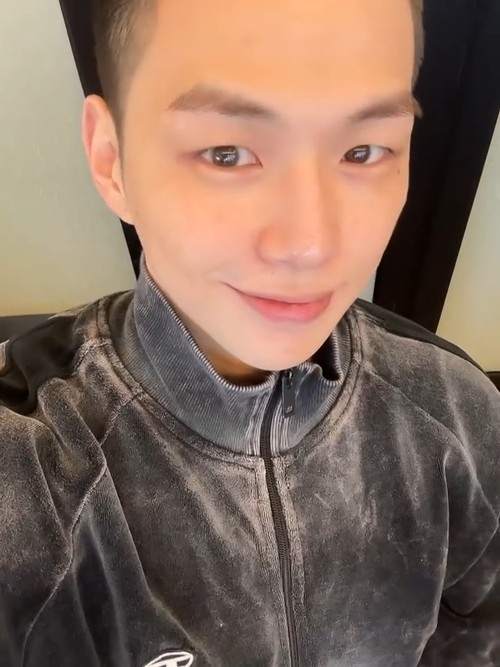 Kang Daniel siap wamil, pamer kepala botak.