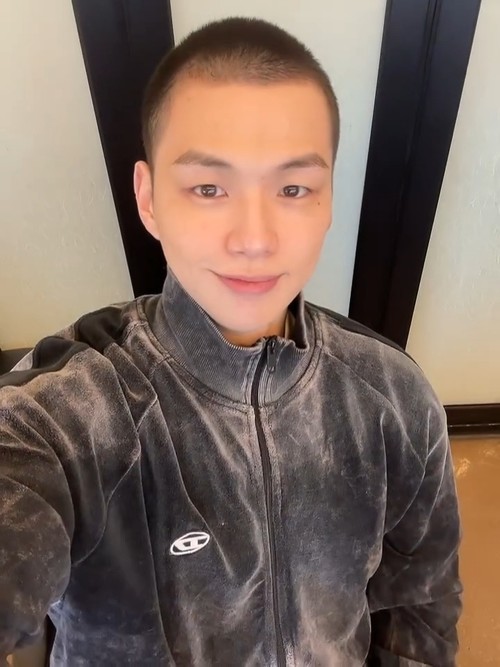 Kang Daniel siap wamil, pamer kepala botak.