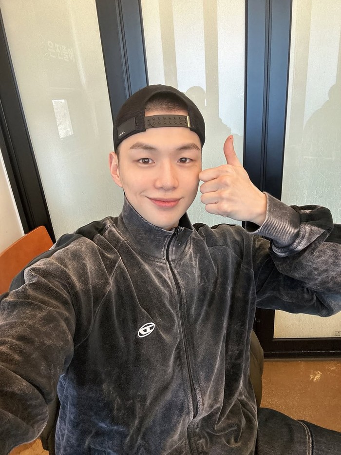 Kang Daniel siap wamil, pamer kepala botak.