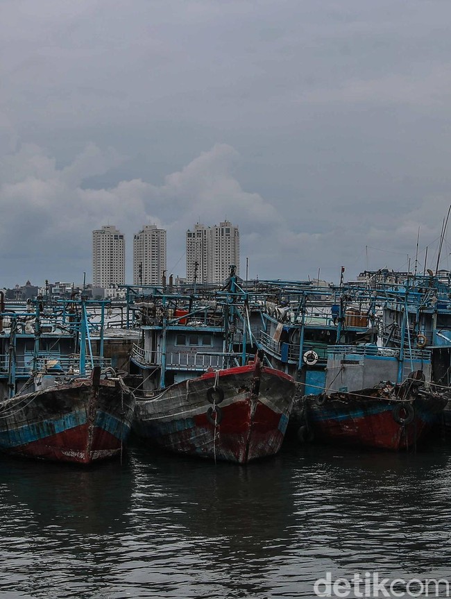 Kapal Nelayan Mangkrak Penuhi Dermaga Muara Angke