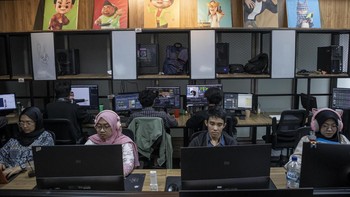 Pekerja kreatif menyelesaikan pembuatan film serial animasi Super Neli di Ayena Studio, Kota Cimahi, Jawa Barat, Senin (9/2/2026). Ayena Studio, sebuah studio konten digital dan animasi yang berdiri sejak 2015, menjadi ruang berkarya bagi generasi muda, khususnya generasi Z, untuk menembus industri animasi global. ANTARA FOTO/Abdan Syakura