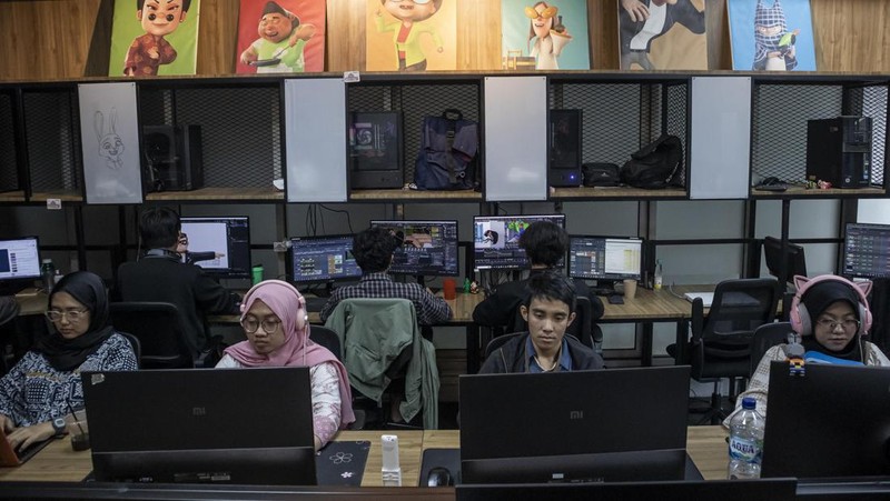 Pekerja kreatif menyelesaikan pembuatan film serial animasi Super Neli di Ayena Studio, Kota Cimahi, Jawa Barat, Senin (9/2/2026). Studio konten digital dan animasi yang berdiri sejak tahun 2015 tersebut memberdayakan sedikitnya 18 pekerja kreatif yang sebagian berasal dari generasi Z serta telah memproduksi berbagai film animasi seperti Super Neli The Series, Rondaman dan The Jurigs serta terlibat dalam proyek animasi nasional maupun internasional diantaranya Jumbo, Garuda di Dadaku, Cocomelon 2023, Nickelodeon Jr Santiago Of The Seas, Kangaroo Beach, dan Lil Wild. ANTARA FOTO/Abdan Syakura