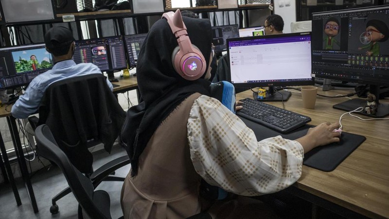 Pekerja kreatif menyelesaikan pembuatan film serial animasi Super Neli di Ayena Studio, Kota Cimahi, Jawa Barat, Senin (9/2/2026). Studio konten digital dan animasi yang berdiri sejak tahun 2015 tersebut memberdayakan sedikitnya 18 pekerja kreatif yang sebagian berasal dari generasi Z serta telah memproduksi berbagai film animasi seperti Super Neli The Series, Rondaman dan The Jurigs serta terlibat dalam proyek animasi nasional maupun internasional diantaranya Jumbo, Garuda di Dadaku, Cocomelon 2023, Nickelodeon Jr Santiago Of The Seas, Kangaroo Beach, dan Lil Wild. ANTARA FOTO/Abdan Syakura