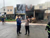 Tak Mempan Air, Kebakaran Pabrik Pestisida di Tangsel Padam Pakai Pasir