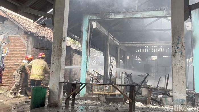 Kebakaran Kios Pasar Loak Banyuwangi