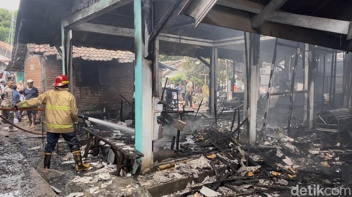 Kebakaran kios pasar loak Kampung Ujung, Banyuwangi.