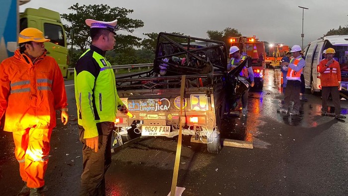 Maut di Tol Cipali KM 85: Pikap Hantam Truk, Satu Orang Tewas
