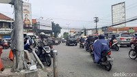 Pelanggaran lalu lintas sudah jadi pemandangan harian. Pengendara nekat melawan arus dan saling serobot demi lolos lebih cepat dari simpul kemacetan.