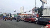 Puncak kepadatan biasa terjadi sekitar pukul 17.00–17.30 WIB. Ditandai dengan berkumpulnya kendaraan di tengah perempatan berhias suara klakson yang saling bersahutan