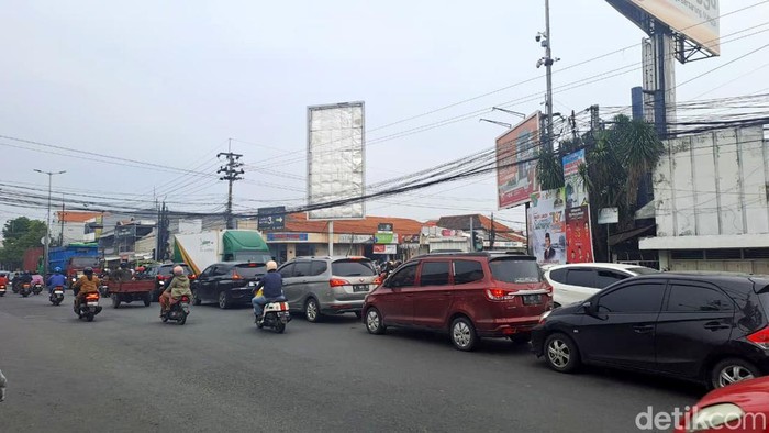 Kemacetan di Perempatan Raya Gedangan Sidoarjo