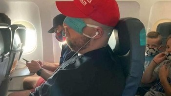 Bahkan ada yang pakai maskernya untuk penutup mata. Ah, sudah lah. Foto: jcepiano via Bored Panda