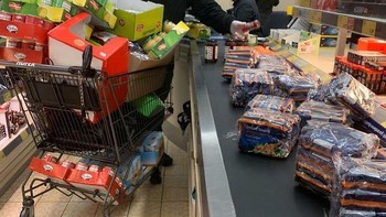 Belanja dengan masker gas setelah Austria mengonfirmasi infeksi virus corona. Foto: kschumi via Bored Panda