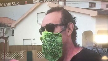 Apa aja bisa jadi masker saat itu. Foto: Aga_100kr via Bored Panda