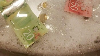 Nyuci uang demi cegah penularan virus corona. Foto: ThunderGunExpress- via Bored Panda