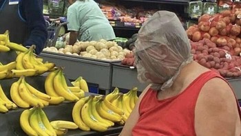 Dan dia memilih pakai plastik. Mungkin saja maskernya benar-benar sudah habis. Dulu masker bahkan sempat langka karena diborong di mana-mana. Foto: Thewatchfuleye via Bored Panda