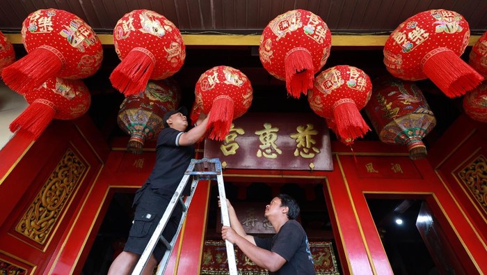 Pekerja memasang lampion di Klenteng Tjoe Hwie Kiong, Kota Kediri, Jawa Timur, Senin (9/2/2026). Pemasangan 200 buah lampion sumbangan umat Tridharma dan pembersihan bangunan klenteng cagar budaya tersebut untuk menyambut Tahun Baru Imlek 2577 Kongzili. ANTARA FOTO/Prasetia Fauzani/wsj.