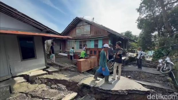 Kondisi jalan dan rumah rusak akibat tanah gerak di Padasari, Tegal, Senin (9/2/2026).