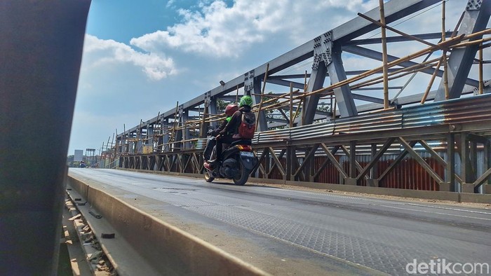 Kondisi jembatan Sasak Geulis Dayeuhkolot, Kabupaten Bandung.