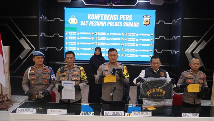 Konferensi pers pengungkapan kasus polisi gadungan di Subang.