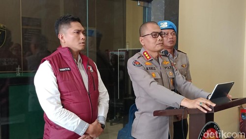 Kabid Humas Polda NTB, Kombes Mohammad Kholid (tengah), Ditresnarkoba Kombes Roman Smaradhana Elhaj (kiri rompi merah) dalam konferensi pers, Senin (9/2/2026).