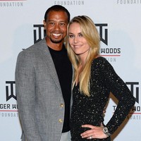 Di luar karier olahraga, kehidupan pribadi Vonn juga kerap menjadi perhatian publik, termasuk hubungannya dengan pegolf Tiger Woods pada 2013–2015. Dalam sebuah wawancara, Vonn pernah mengatakan, “Saya jatuh cinta. Saya mencintainya dan kami masih berteman. Kadang saya berharap dia sedikit lebih mau mendengarkan saya, tetapi dia sangat keras kepala dan memilih caranya sendiri.” Foto: Getty Images