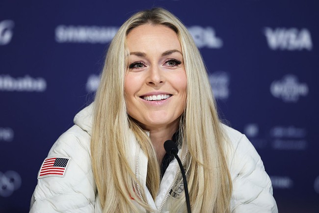 Lindsey Vonn merupakan atlet ski Amerika Serikat yang sebelumnya memutuskan kembali dari pensiun demi tampil di Olimpiade Milan Cortina. Wanita 40 tahun itu sebenarnya baru saja mengalami cedera saat latihan sembilan hari sebelumnya. Meski begitu, ia tetap memilih bertanding. Pada 2024, Vonn pun mengalami cedera lutut serius Foto: Getty Images