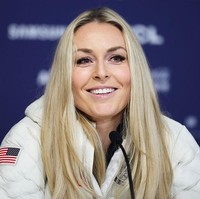 Lindsey Vonn merupakan atlet ski Amerika Serikat yang sebelumnya memutuskan kembali dari pensiun demi tampil di Olimpiade Milan Cortina. Wanita 40 tahun itu sebenarnya baru saja mengalami cedera saat latihan sembilan hari sebelumnya. Meski begitu, ia tetap memilih bertanding. Pada 2024, Vonn pun mengalami cedera lutut serius Foto: Getty Images