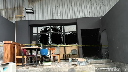 Lokasi kebakaran di Don Vitto Billiard, Jl. Tukad Pakerisan, Denpasar Barat terbakar pada, Selasa (9/2/2026). Tempat usaha hiburan tersebut habis terbakar. (Hani Sofia Muthmainnah/detikBali)