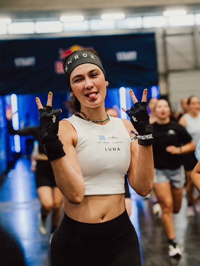 Luna Maya pertama kali mengikuti kompetisi hyrox internasional di Vienna. Ia bergaya sporty dengan nuansa hitam-putih. Foto: Dok. Instagram Luna Maya