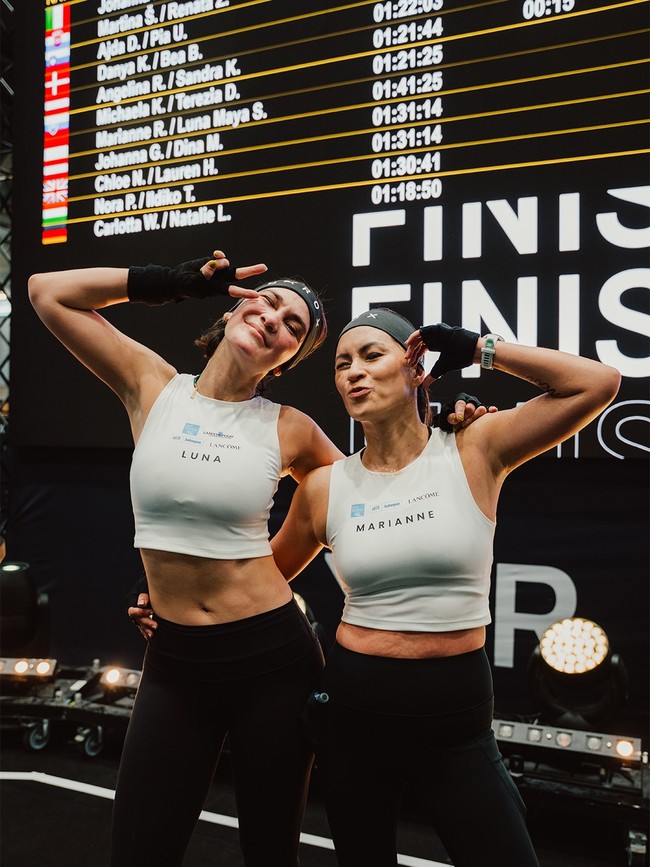 Luna Maya ikut kompetisi bersama sahabatnya, Marianne. Dreamed it. Trained it. Racing it. First HYROX, feeling unstoppable! #HyroxVienna, tulisnya di Instagram. Foto: Dok. Instagram Luna Maya