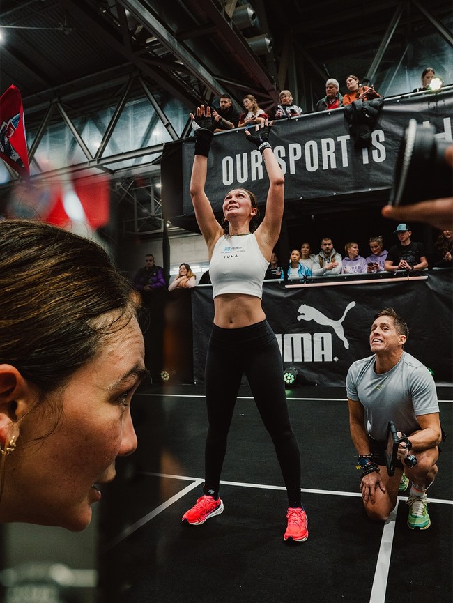 Luna Maya mengenakan setelah olahraga crop top putih dan legging hitam. Tidak lupa memakai headband dan sarung tangan hitam sebagai tambahan atribut. Foto: Dok. Instagram Luna Maya