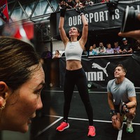 Luna Maya mengenakan setelah olahraga crop top putih dan legging hitam. Tidak lupa memakai headband dan sarung tangan hitam sebagai tambahan atribut. Foto: Dok. Instagram Luna Maya