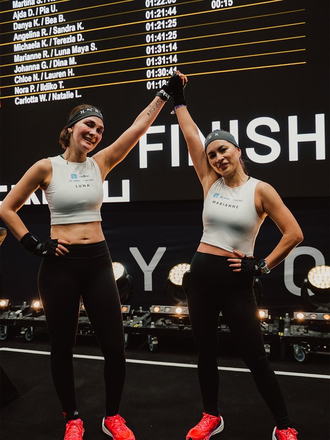 Gaya sporty monokrom Luna Maya pun dipadukan dengan sepatu merah menyala yang menjadi sorotan. Foto: Dok. Instagram Luna Maya