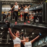 Cuaca dingin di Vienna tidak membuat Luna Maya mundur. Ia tetap berjuang bersama sahabatnya sampai akhir. Foto: Dok. Instagram Luna Maya