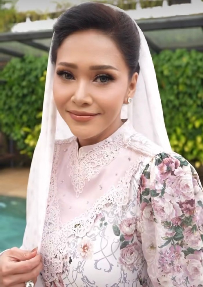 Maia Estianty tampil anggun di pengajian tujuh bulanan menantunya, mengenakan busana Ivan Gunawan Prive. Penampilannya memancarkan kesan feminin dan berkelas.