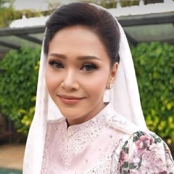 Maia Estianty Melenggang Pakai Baju Ivan Gunawan di 7 Bulanan Alyssa Daguise