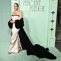 Momen Langka, Meghan Markle Pancarkan Aura Glamor Klasik di Karpet Merah