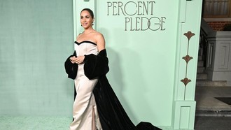 Momen Langka, Meghan Markle Pancarkan Aura Glamor Klasik di Karpet Merah