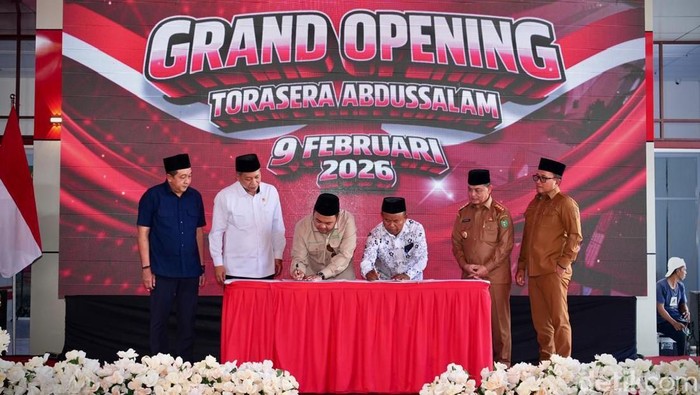 Menkop Ferry Juliantono meresmikan Toko Rakyat Serba Ada Pondok Pesantren Abdusalam di Kabupaten Kubu Raya. (Ocsya Ade CP)