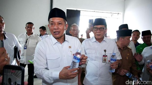 Menkop Ferry Juliantono meresmikan Toko Rakyat Serba Ada Pondok Pesantren Abdusalam di Kabupaten Kubu Raya. (Ocsya Ade CP) Menkop Ferry Juliantono meresmikan Toko Rakyat Serba Ada Pondok Pesantren Abdusalam di Kabupaten Kubu Raya. (Ocsya Ade CP)