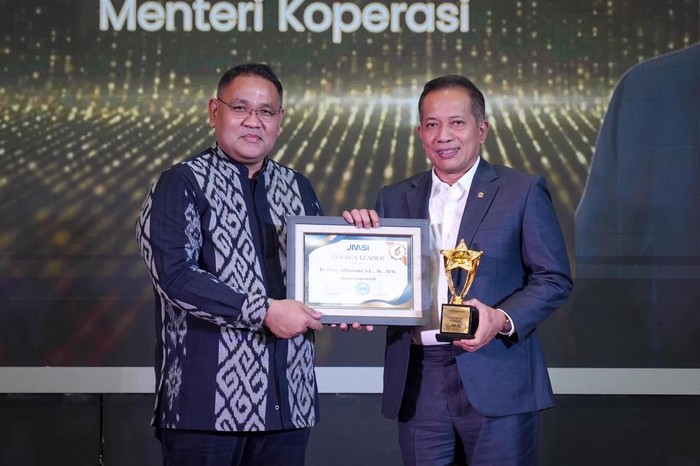 Menteri Koperasi Ferry Juliantono Terima Golden Leader Award