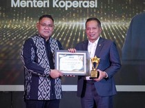 Menteri Koperasi Ferry Juliantono Terima Golden Leader Award