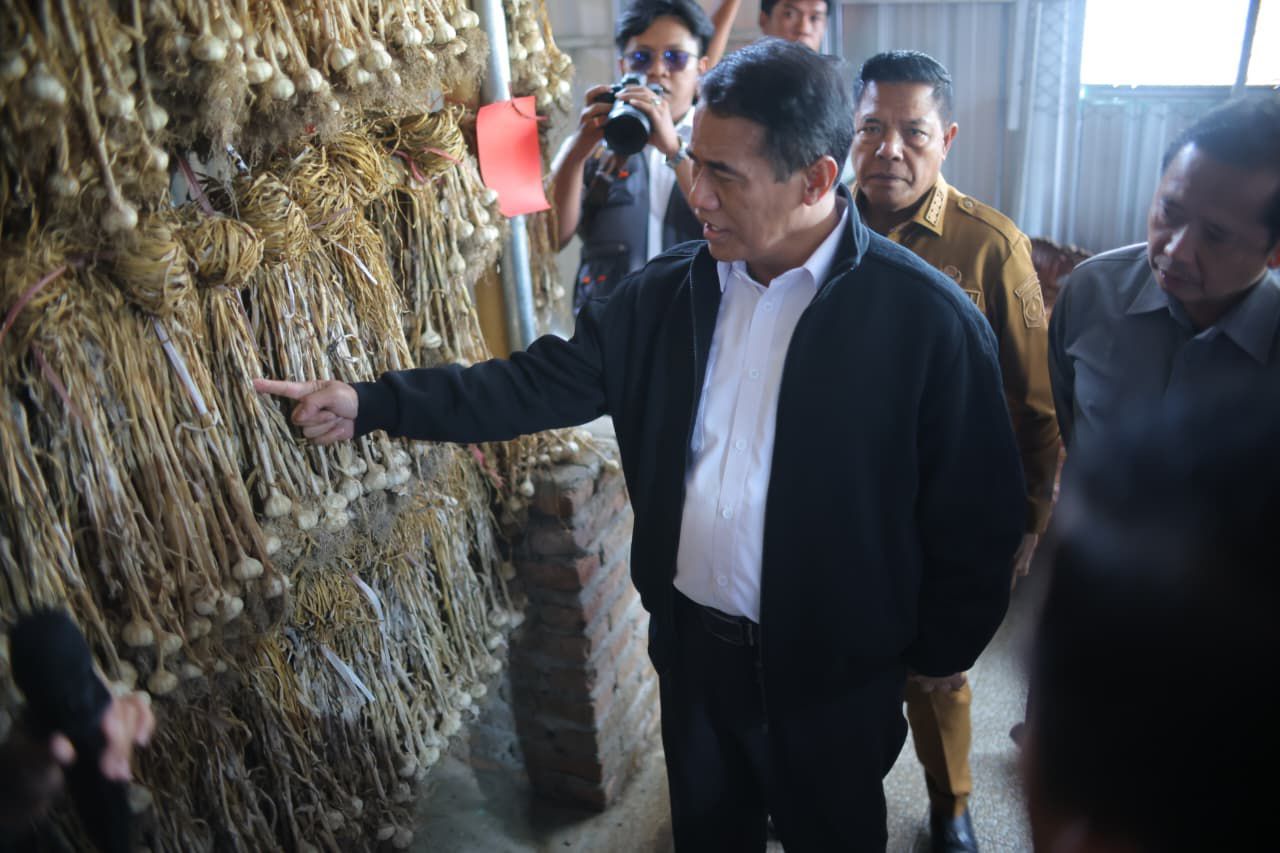 Menteri Pertanian (Mentan), Amran dalam kunjungannya ke Kecamatan Sembalun, Kabupaten Lombok Timur, NTB, Senin (9/2/2026). (Dok. Kementan)