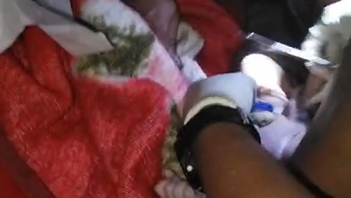 Momen seorang bidan membantu persalinan seorang ibu dalam pikap di Manggarai, NTT.