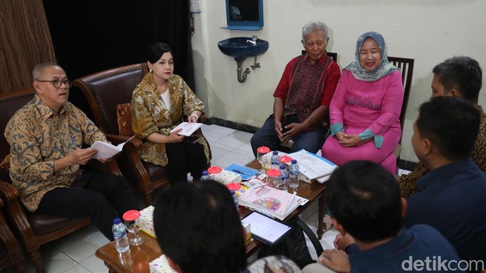Ketua Dewan Komisioner LPS Anggito Abimanyu (kiri), Pjs Ketua OJK Friderica Widyasari Dewi (tengah), dan Kepala BPS Amalia Adininggar Widyasanti saat witnessing SNLIK 2026 di Bekasi Timur, Senin (9/2/2026).