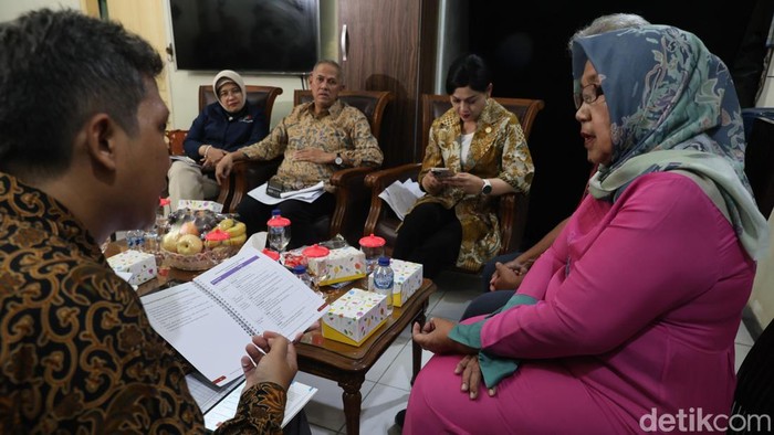 Ketua Dewan Komisioner LPS Anggito Abimanyu (kiri), Pjs Ketua OJK Friderica Widyasari Dewi (tengah), dan Kepala BPS Amalia Adininggar Widyasanti saat witnessing SNLIK 2026 di Bekasi Timur, Senin (9/2/2026).
