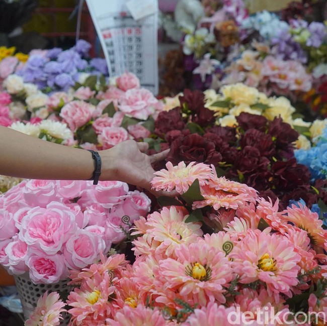 Pasar Kayoon Menjelang Valentine, Mawar dan Harapan Pedagang Kembali Mekar